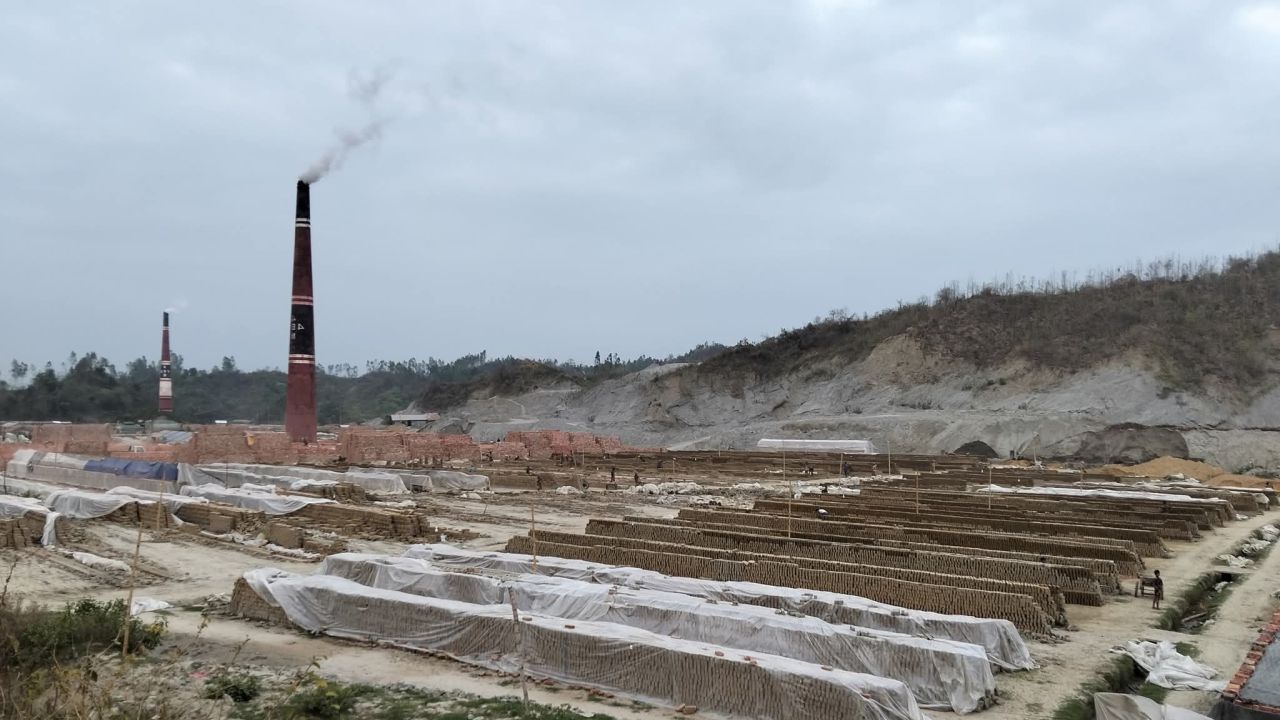 বান্দরবানে পাঁচ ইটভাটা মালিকের বিরুদ্ধে গ্রেপ্তারি পরোয়ানা