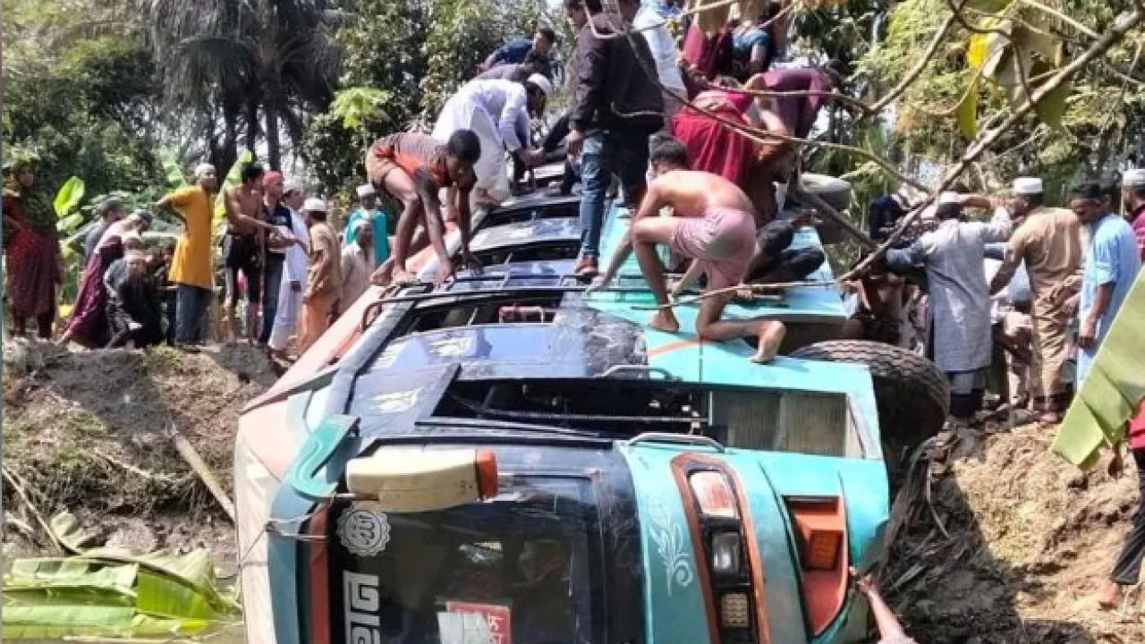 খুলনায় খাদে পড়ল হিন্দু ধর্মাবলম্বীর বিয়ের বাস, উদ্ধার করলেন মসজিদের মুসল্লিরা