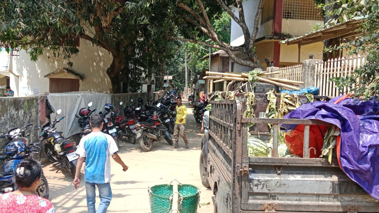 বিদ্যালয়ের প্রবেশপথ দখলে যানবাহন: রুমায় শিক্ষার পরিবেশে মারাত্মক বিঘ্ন! 