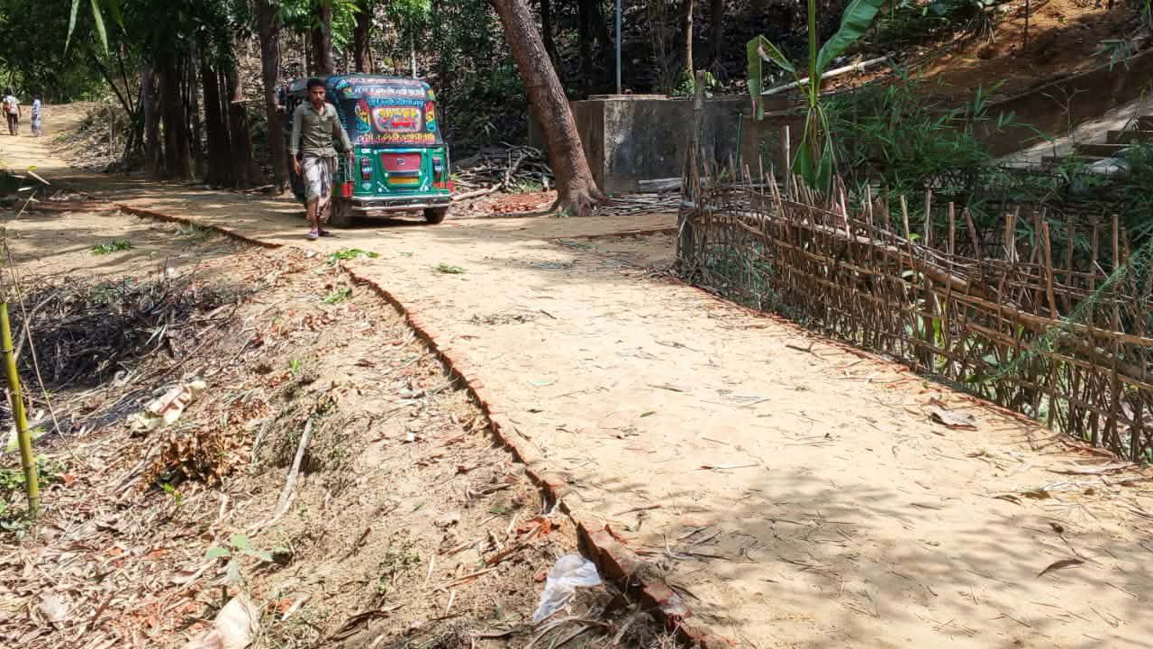 আলীকদমে ব্রীক সলিং সড়ক নির্মাণে অনিয়মের অভিযোগ