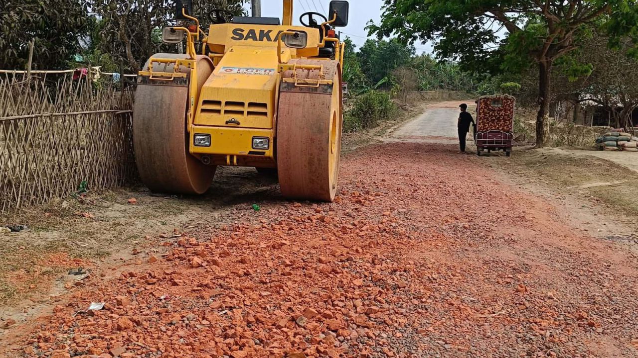 ঘুমধুমে এলজিইডির রাস্তা সংস্কার কাজে ব্যাপক অনিয়ম