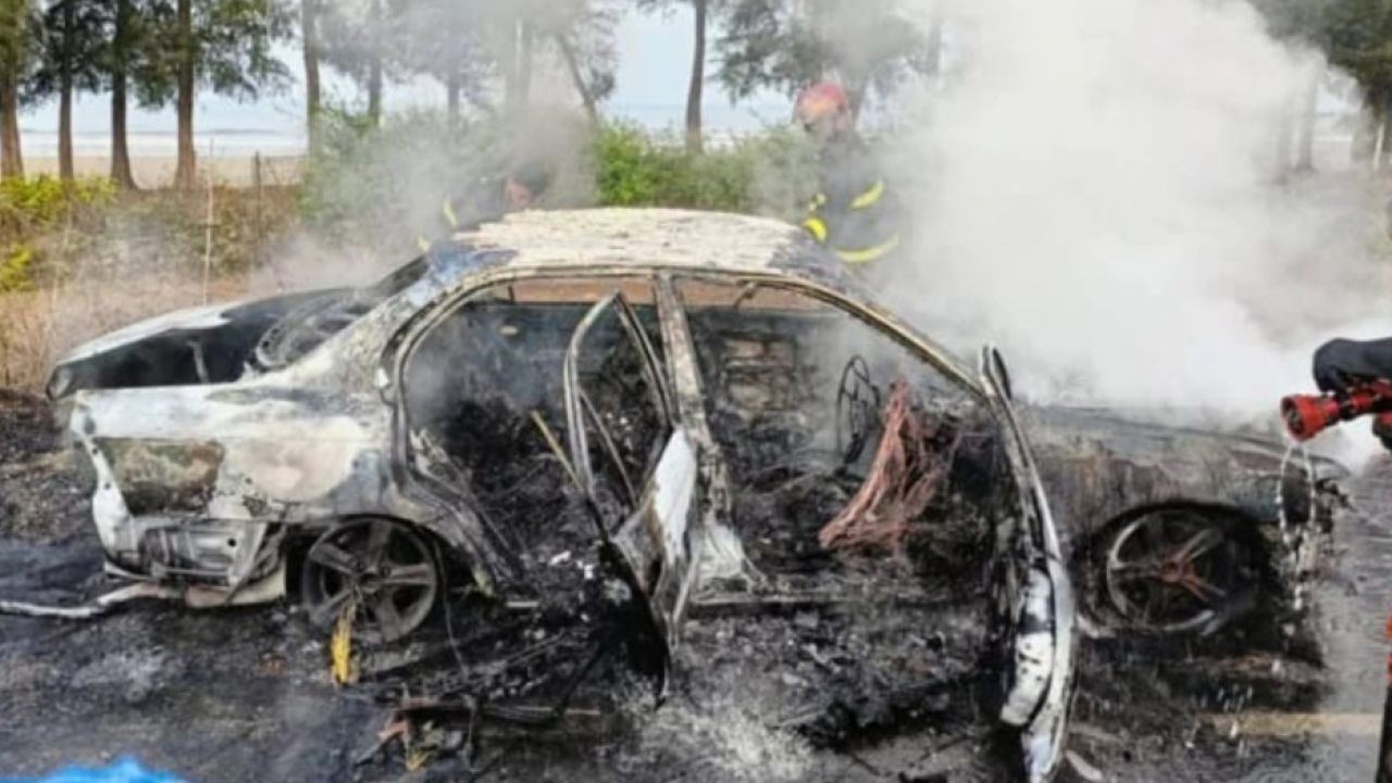 টেকনাফে চলন্ত প্রাইভেট কারে আগুন