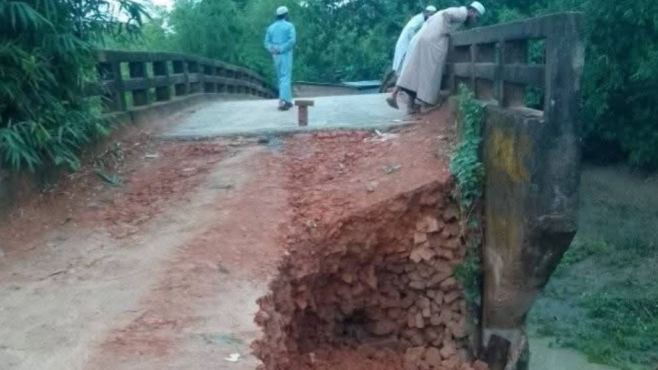 লামায় ইট ভাটার অতিরিক্ত গাড়ি চলাচল, হুমকির মুখে কোটি টাকার ব্রিজ