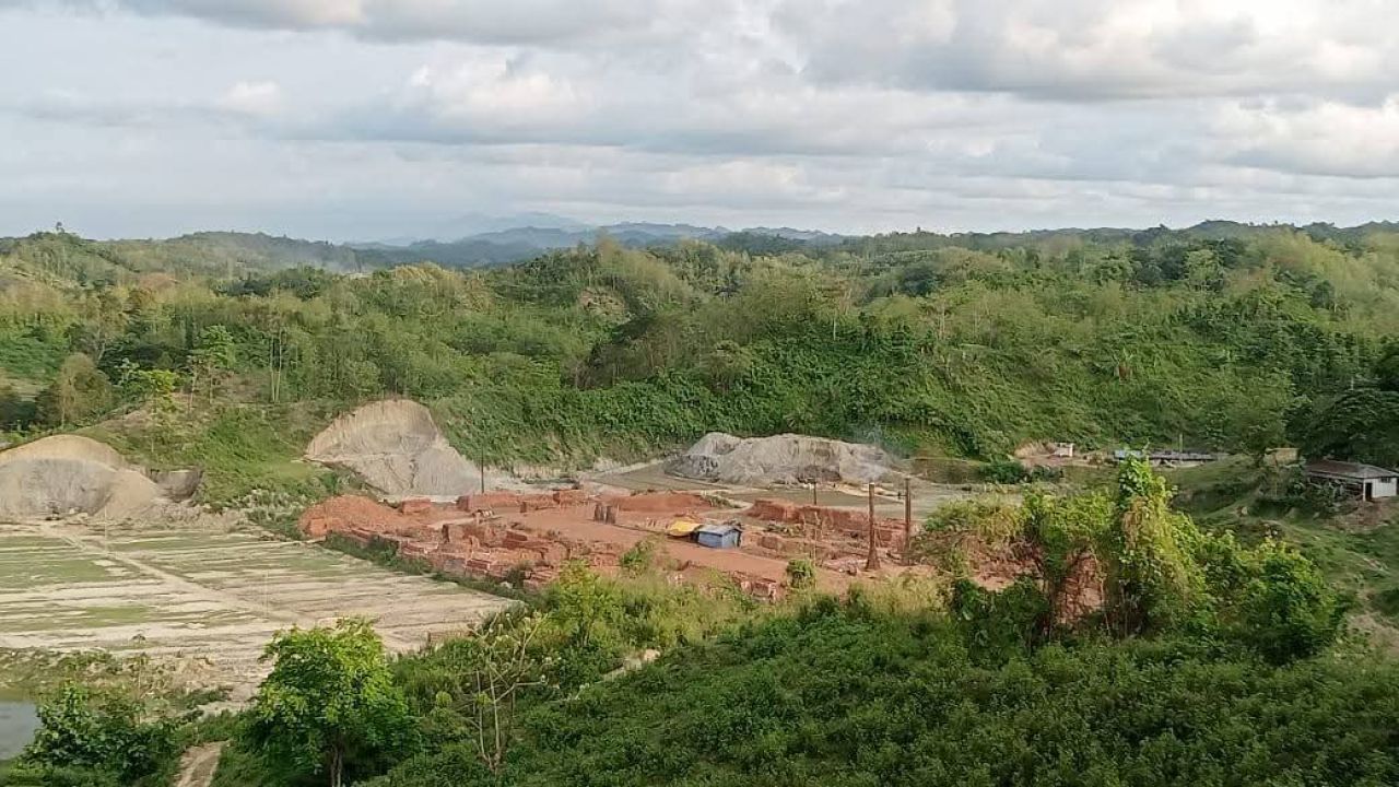লামায় প্রশাসনকে ম্যানেজ করেই চলছে অবৈধ ইটভাটা