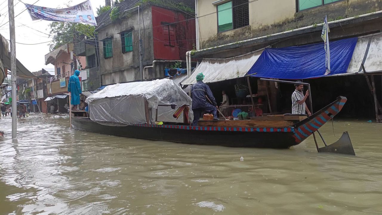 টানা ভারী বর্ষণে ডুবে গেছে লামা, বিপর্যস্ত জনজীবন 