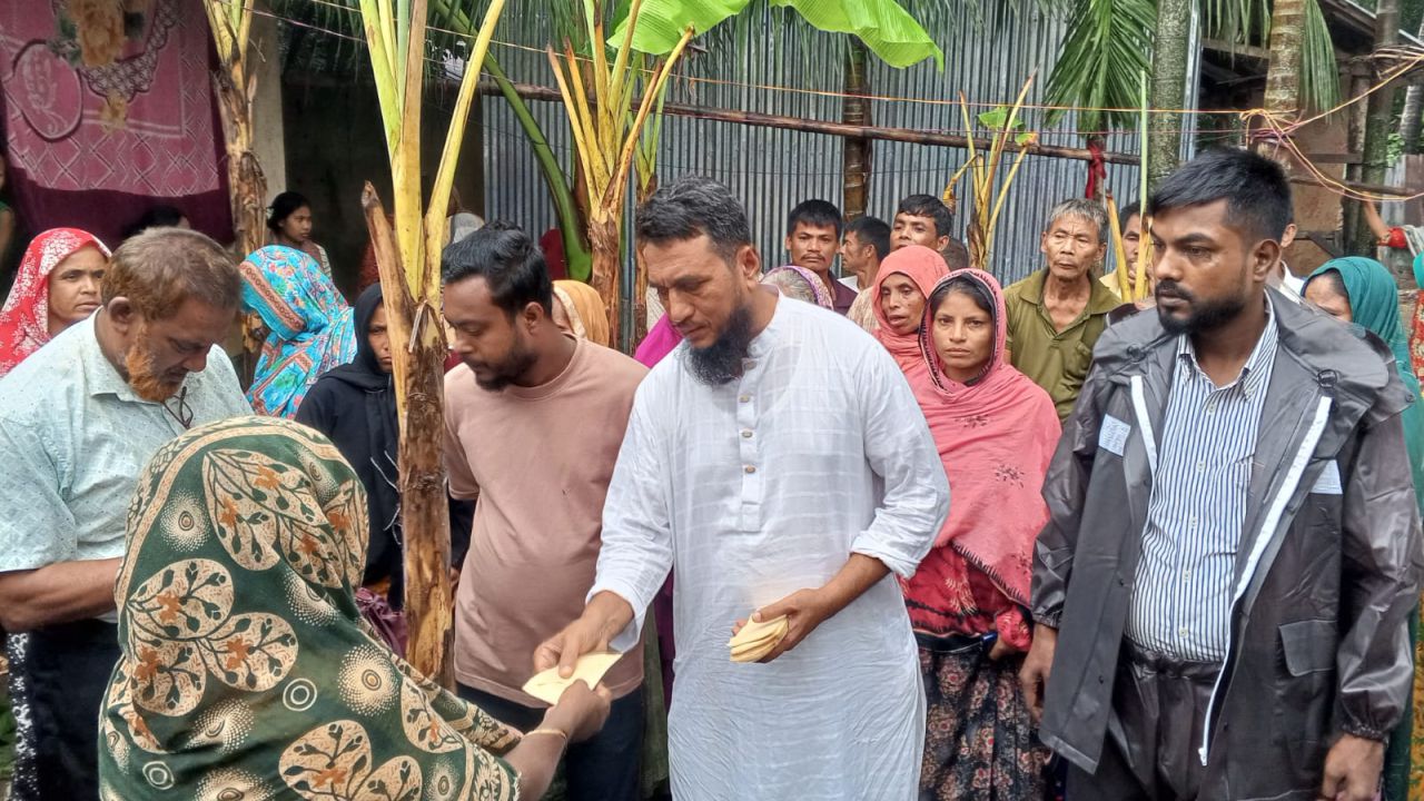 লামায় বন্যাদুর্গত দেড় শত পরিবারের মাঝে আইয়ুব আলীর নগদ অর্থ বিতরণ