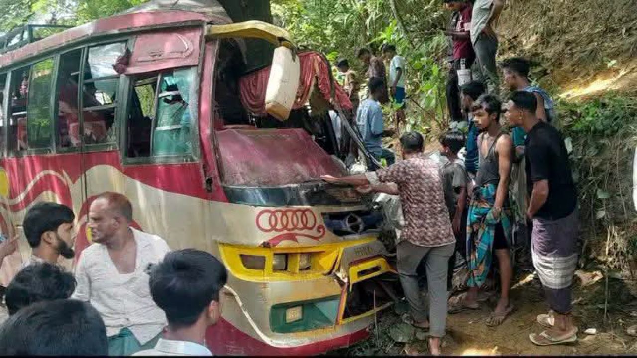 আলীকদমে চলন্ত বাসের চাকা ফেটে মর্মান্তিক দুর্ঘটনা, হেলপার নিহত